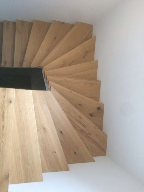 Wendeltreppe mit Eichestufen belegt